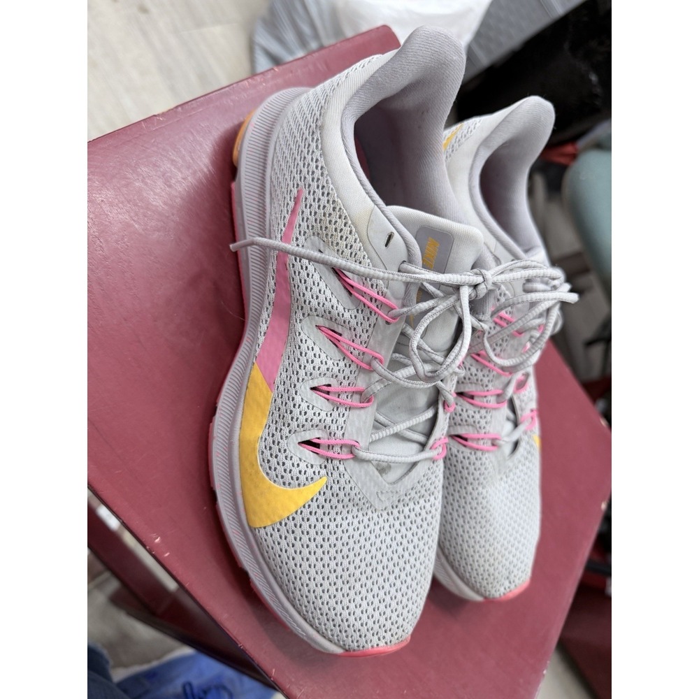 Nike Women's Athletic Shoes Size 8 Gray Pink Quest 2 Running Sneaker